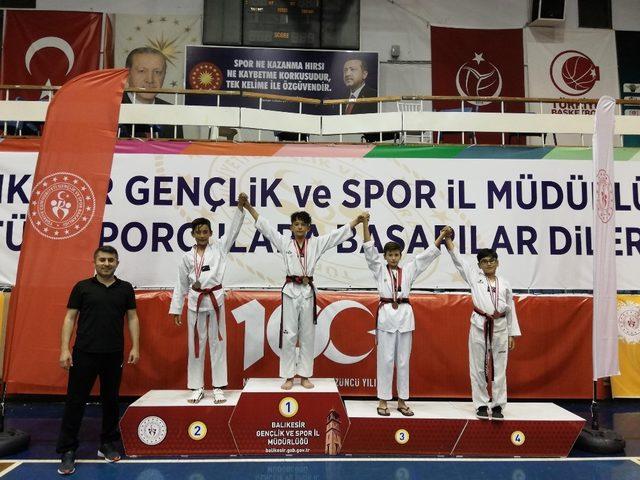 Ayvalıklı minik taekwondocular nefes kesti