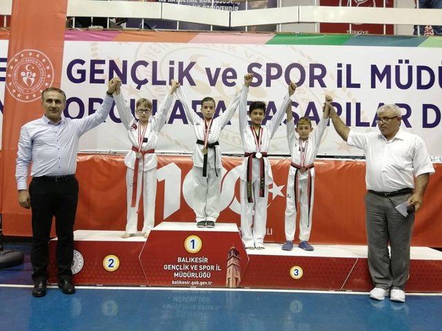 Ayvalıklı minik taekwondocular nefes kesti