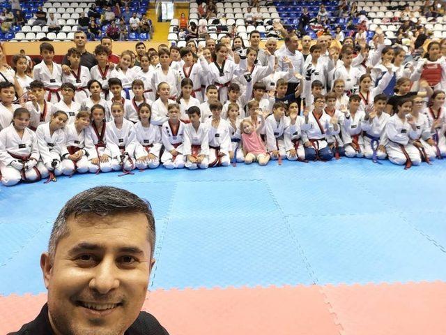 Ayvalıklı minik taekwondocular nefes kesti