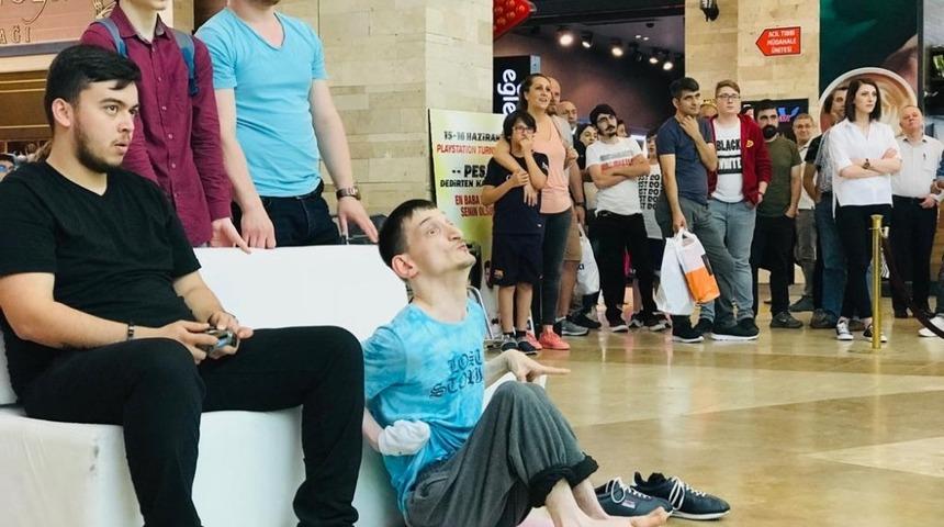 Oyun konsolunu ayaklarıyla kullanarak rakiplerini eledi