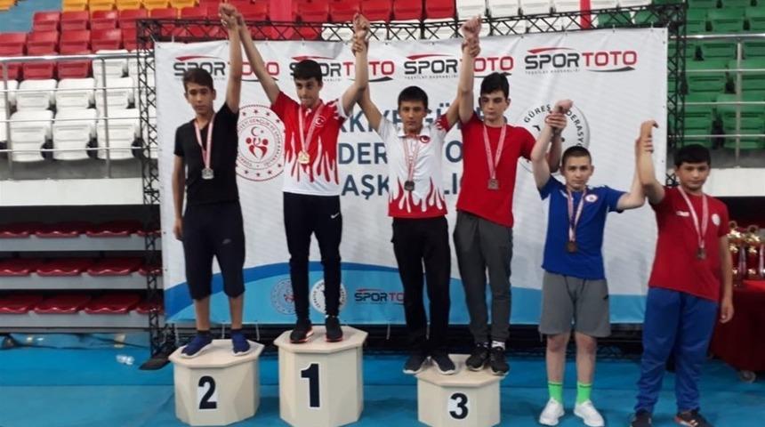 Malatyalı g&uuml;reş&ccedil;i Emir &Ouml;mer Bozdağ b&uuml;y&uuml;k başarı