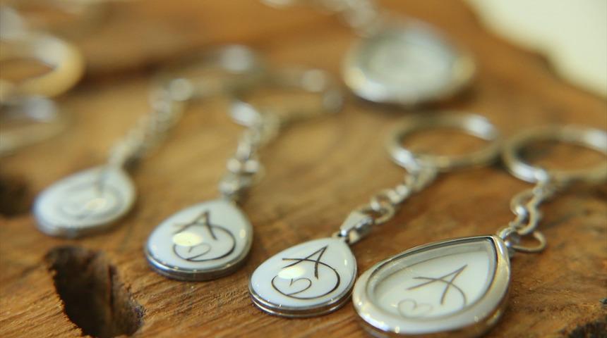 Nesilden nesile aktarılsın diye anne s&uuml;t&uuml; ve bebek sa&ccedil;ından takı tasarlıyor