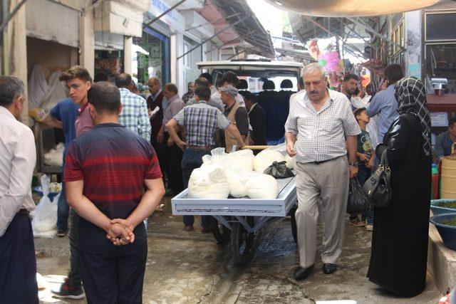 Koyun peynirine talep arttı, vatandaşlar günlerce sipariş için bekliyor