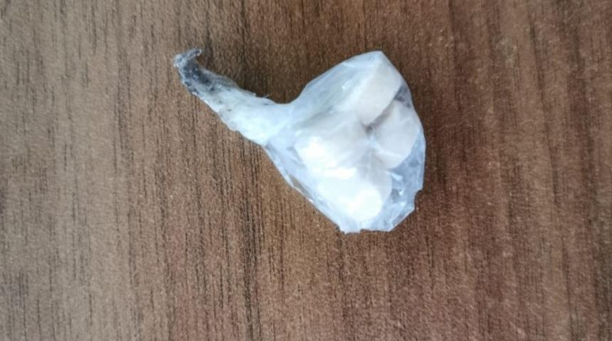 Şüpheli şahısların üzerinden uyuşturucu hap çıktı