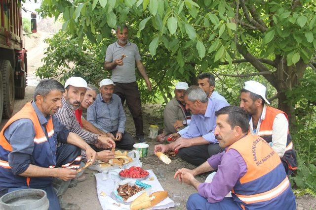 Belediye işçilerinin zorlu mesaisi