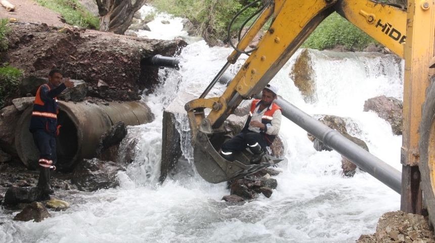 Belediye iş&ccedil;ilerinin zorlu mesaisi