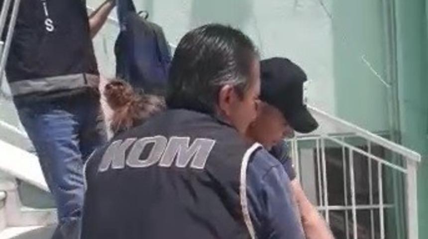 Ara&ccedil; i&ccedil;erisinde uyuşturucu ve silah bulundu