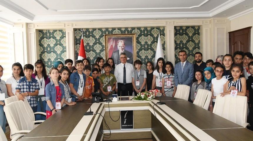 Kayserili &ouml;ğrenciler Vali Aykut Pekmez ile bir araya geldi