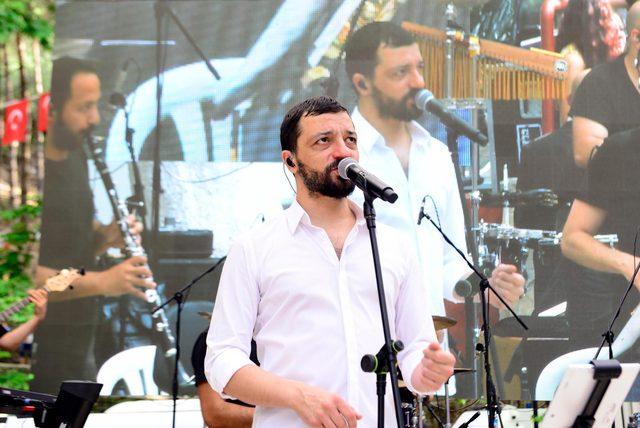 Kemalpaşa Kiraz Festivali'nde yağmur altında konser