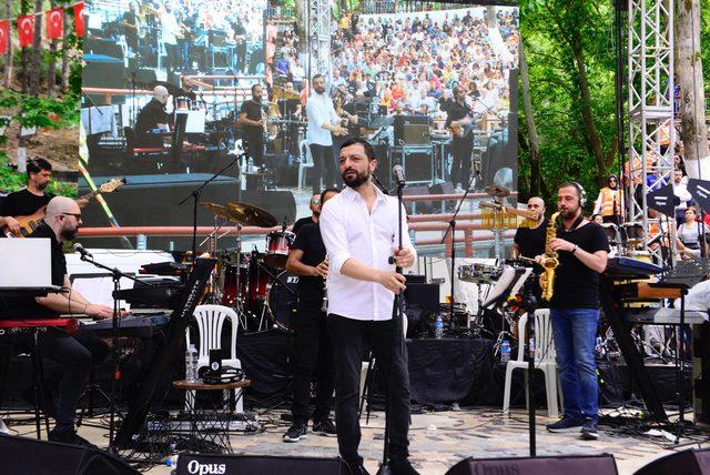 Kemalpaşa Kiraz Festivali'nde yağmur altında konser