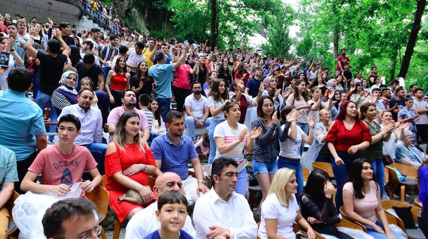 Kemalpaşa Kiraz Festivali'nde yağmur altında konser