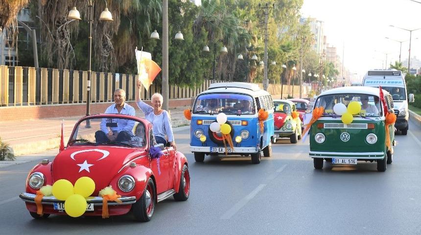 Klasik otomobillerle festival korteji