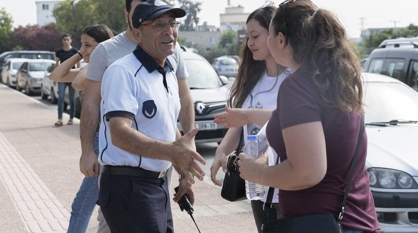 YKS’ya geç kalan öğrencilerin yardımına zabıta ekipleri yetişti