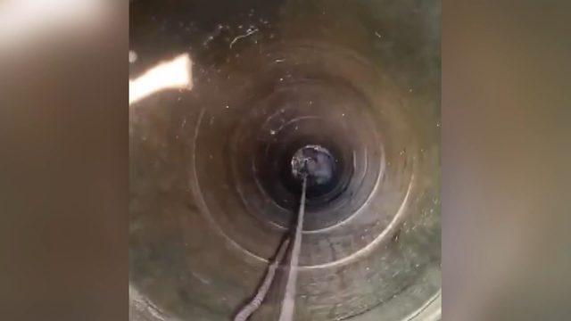 Yirmi metre derinlikteki kuyuya düşen kadının kurtarılma anı kamerada