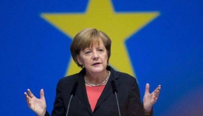 Merkel'den gazeteci Deniz Yücel'in tutuklanmasına tepki