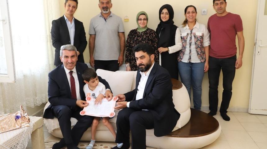 Evde eğitim g&ouml;ren &ouml;ğrencilerin mutlu g&uuml;n&uuml;