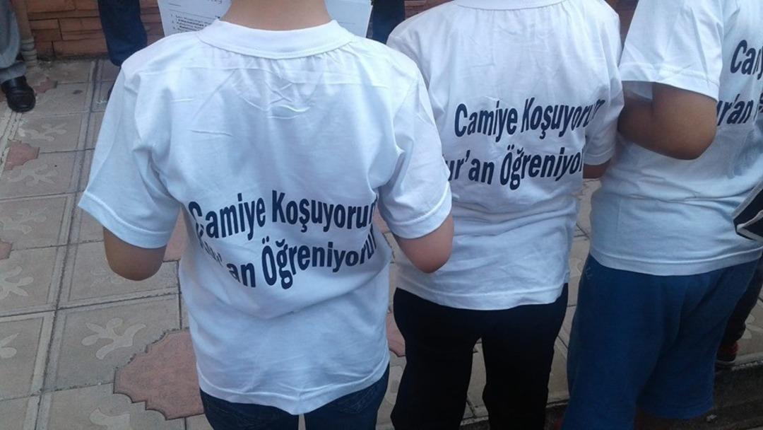 Başkan Demirtaş camiye gelen &ccedil;ocuklara hediyeler verdi