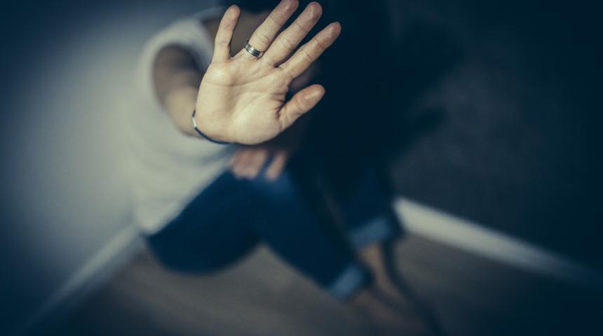 Dayakçı kocaya kitap okuma cezası!