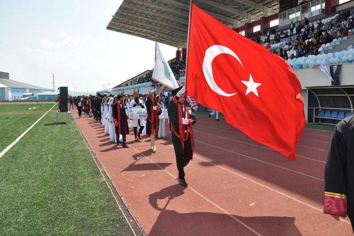Kafkas Üniversitesi’nde mezuniyet sevinci G1