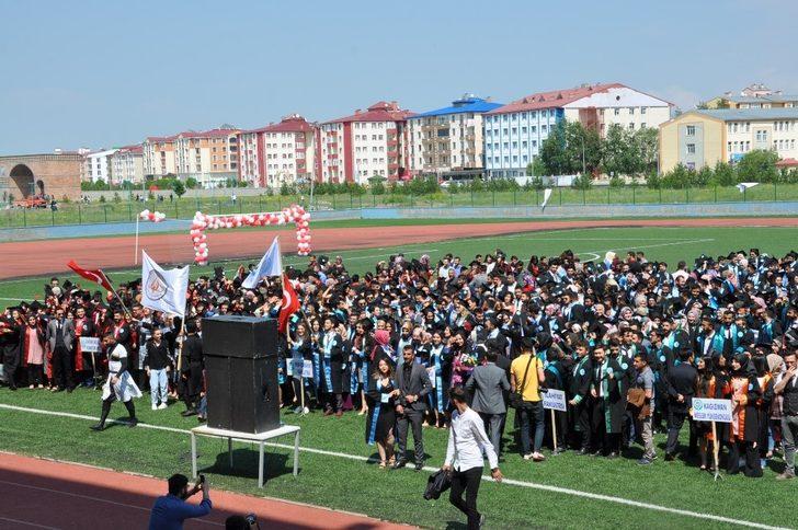 Kafkas Üniversitesi’nde mezuniyet sevinci G2