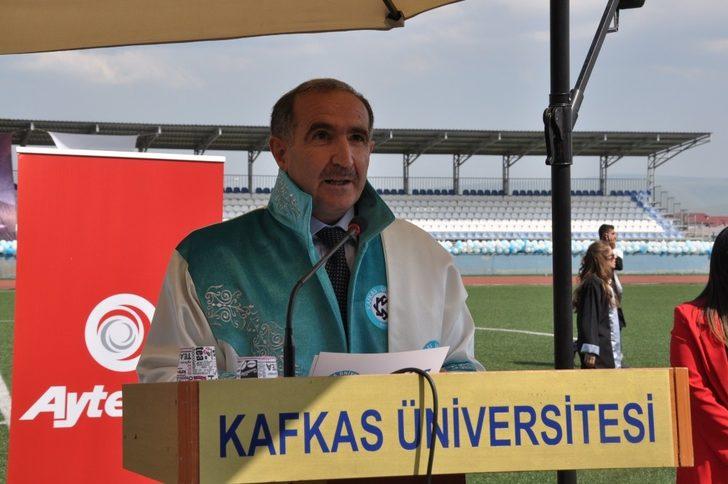 Kafkas Üniversitesi’nde mezuniyet sevinci G3