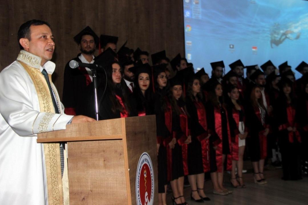 ER&Uuml; Veteriner Fak&uuml;ltesi 20. d&ouml;nem mezunlarını verdi
