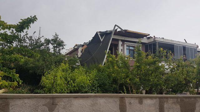 Ankara'da şiddetli rüzgar çatıları uçurdu