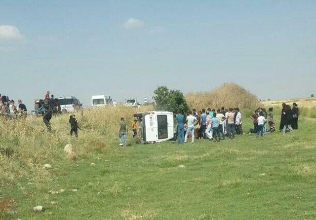 Nusaybin'de tarım işçilerini taşıyan minibüs devrildi: 16 yaralı
