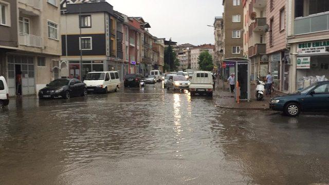 Bursa’da yağmur hayatı felç etti
