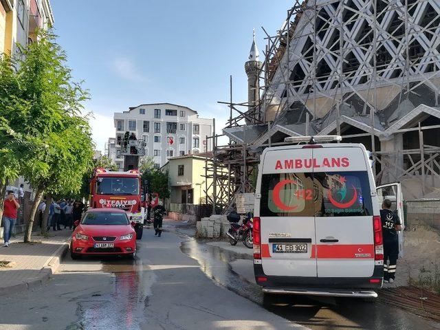 Cami inşaatında çıkan yangın paniğe neden oldu