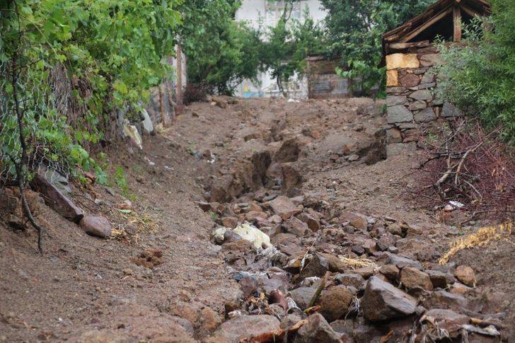 Sındırgı’da dereler taştı, bodrum katları su bastı G5