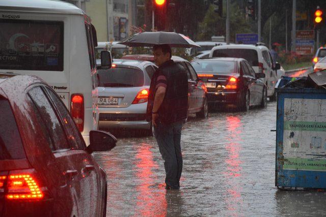 Eskişehir&rsquo;de yağmur ve dolu etkili oldu (2) 4