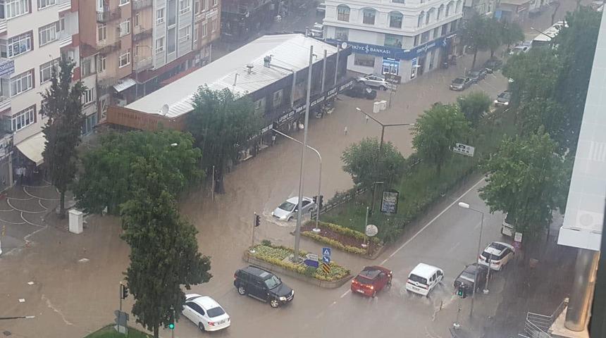 Eskişehir&rsquo;de yağmur ve dolu etkili oldu (2)