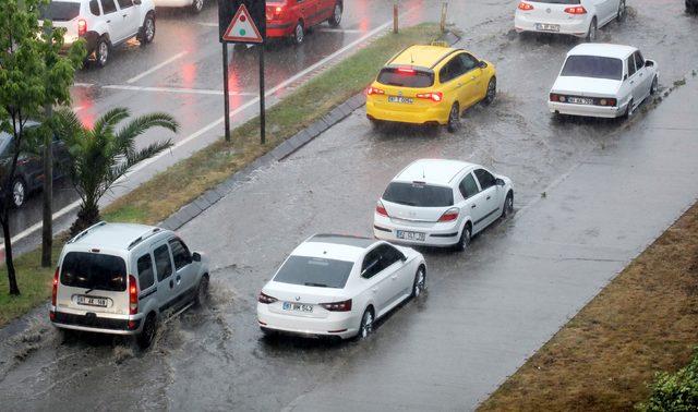Trabzon’da sağanak yolları göle çevirdi
