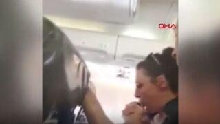 Uçak türbülansa girdi, hostes uçağın tavanına çarptı