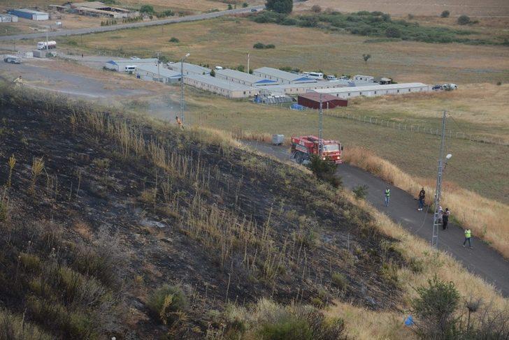 Otluk alanda çıkan yangın evlere sıçramadan söndürüldü G2