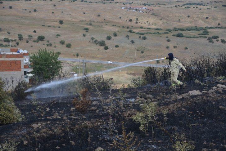 Otluk alanda çıkan yangın evlere sıçramadan söndürüldü G5