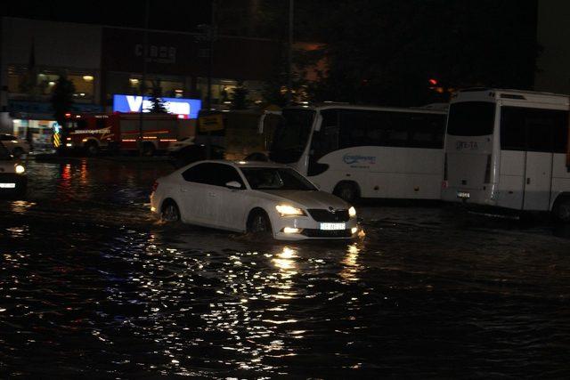 Erzurum’da şiddetli yağış sonrası yollar göle döndü