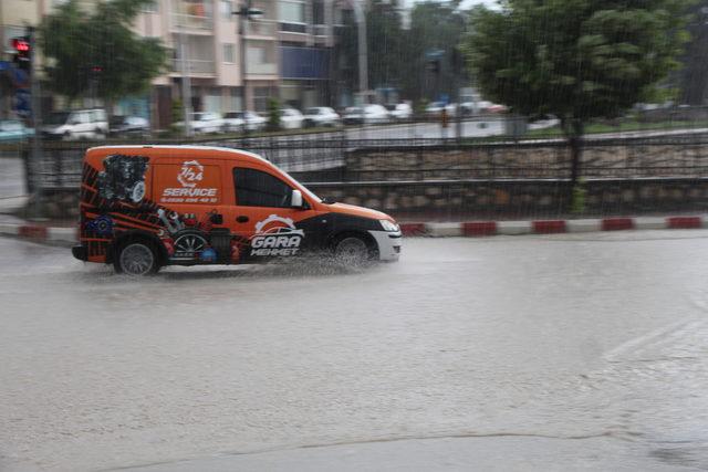 Burdur'da yağmur etkili oldu