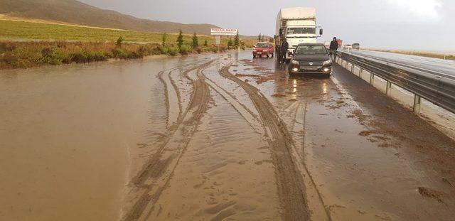 Sel suları Aksaray-Ankara karayolunu kapattı