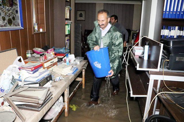 Erzurum'a yarım saatte 7 kilogram yağış düştü (2)