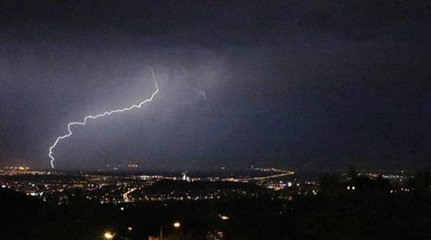 Yarım saatte 7 kilogram yağış düştü! Cadde ve sokaklar göle döndü!