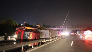 Derince'de TIR devrildi, trafik durma noktasına geldi