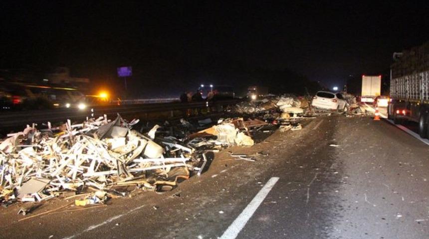 TEM'de hurda yüklü TIR devrildi, yol trafiğe kapandı