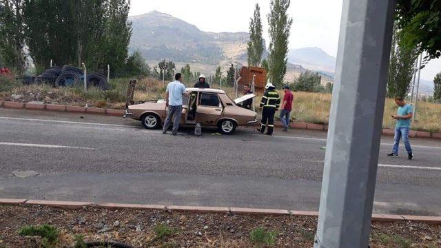 Otomobilde çıkan yangını itfaiye söndürdü