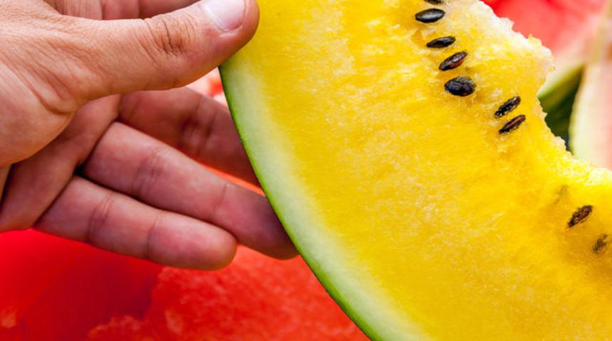 Sarı karpuz hem g&ouml;r&uuml;nt&uuml;s&uuml; hem tadı hem de faydalarıyla şaşırtıyor