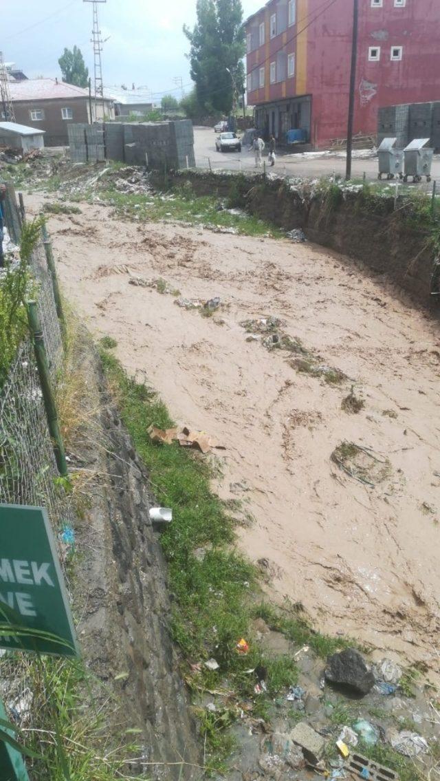 Anne ve iki çocuğu sel sularına kapılarak hayatını kaybetti