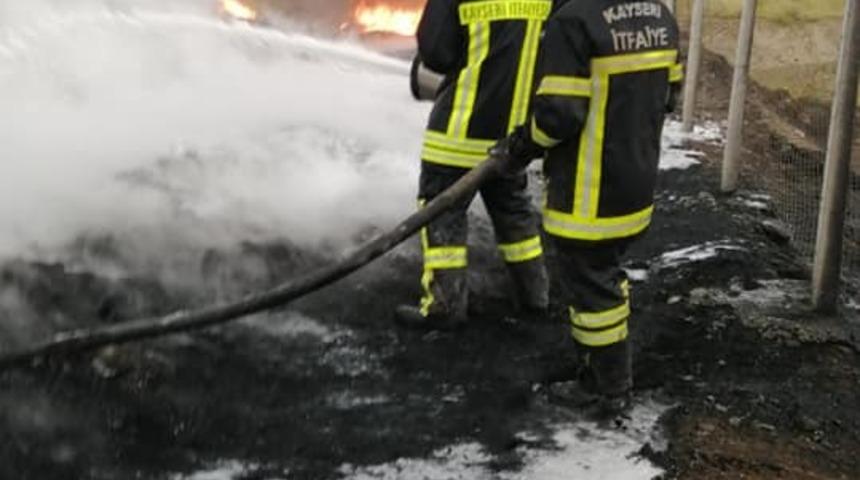 Fabrikanın geri d&ouml;n&uuml;ş&uuml;m alanında &ccedil;ıkan yangın 3 saatte s&ouml;nd&uuml;r&uuml;ld&uuml;