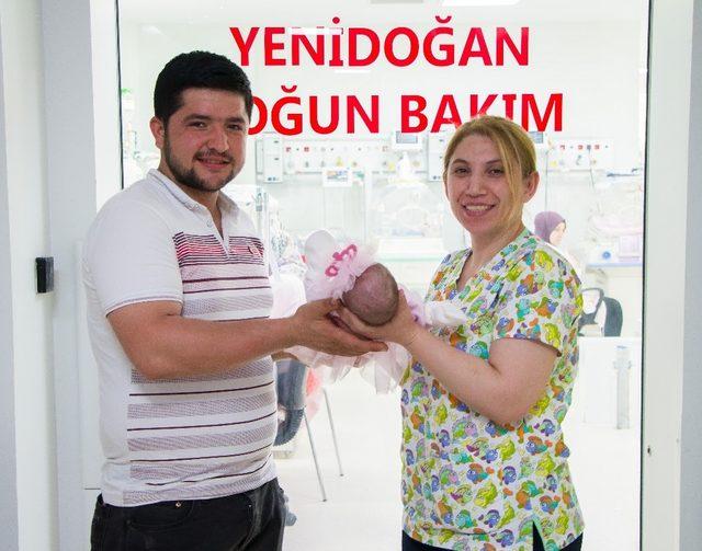 Parmak bebek yaşam mücadelesini kazandı