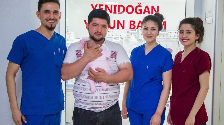 Parmak bebek yaşam m&uuml;cadelesini kazandı